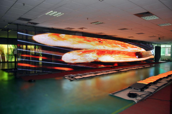 Pantalla transparente al aire libre del alto brillo P3.9-7.8 LED para la publicidad de la pared de cristal