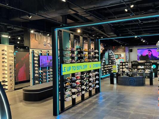 Señales de visualización LED para ventanas con pixel pitch personalizado, marco de aluminio, diseño sin costuras, alta luminosidad, soluciones de señalización digital