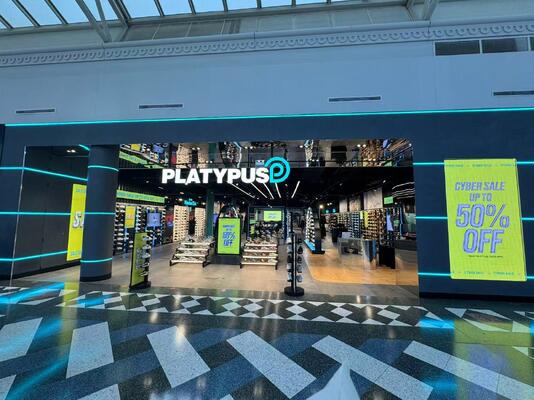 Señales de visualización LED para ventanas con pixel pitch personalizado, marco de aluminio, diseño sin costuras, alta luminosidad, soluciones de señalización digital