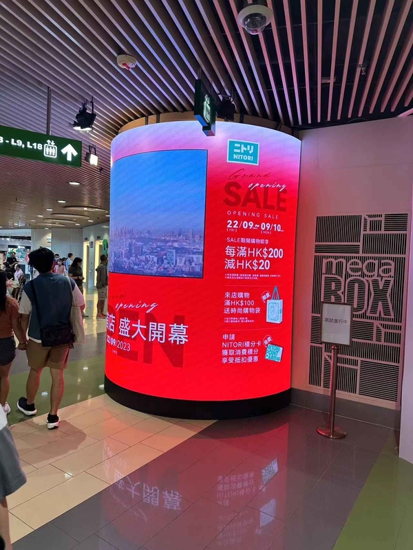 Curva suave P2 en interiores pantalla LED fija cilindro pared en el centro comercial publicidad