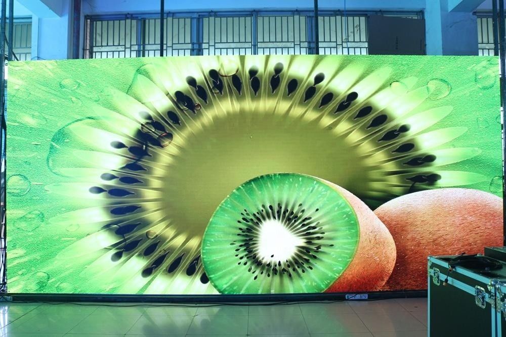 La pantalla de alquiler interior a todo color 128x128 de P3.91 LED puntea la pared llevada etapa del CE