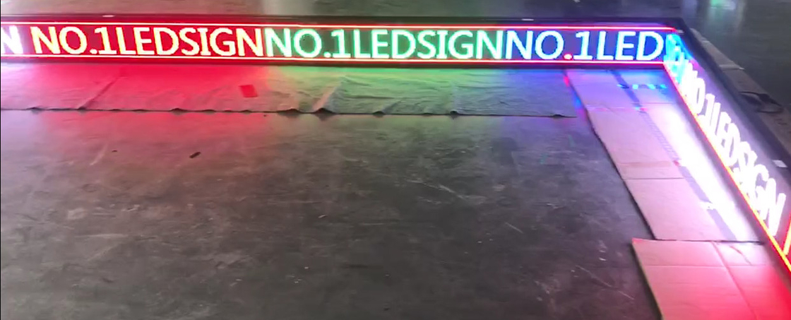 La exhibición interior de la ventana de P3 RGB LED firma Semioutdoor para la decoración de la tienda